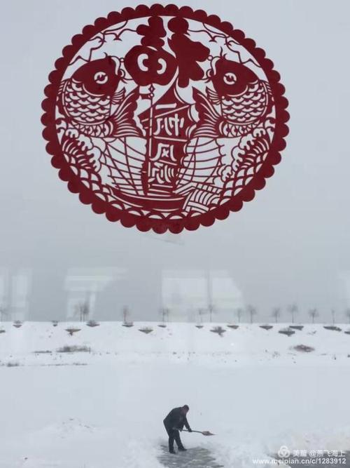 透过福字映照雪色,好一幅温馨画面.