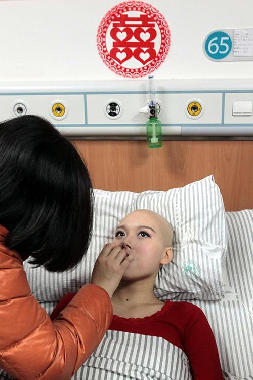 河南癌症女孩在病房中完婚