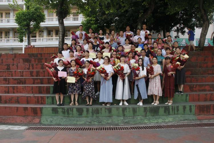 立德树人桃李艳 春华秋实硕果香 ——梧州市龙圩实验中学表彰优秀教师
