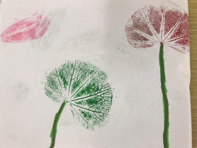 孩子的作品虽然稚嫩,但她成功的印出了树叶的纹理,感受到了美术带来的