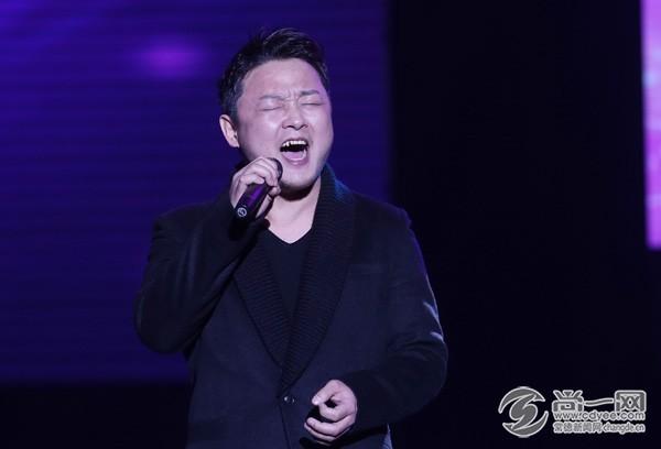 曾一鸣首次为家乡父老献唱,在飙高音时露出标志性的表情.