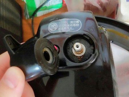 电饭煲的排气阀拿下来看到有油渍,需要清洗的吗?