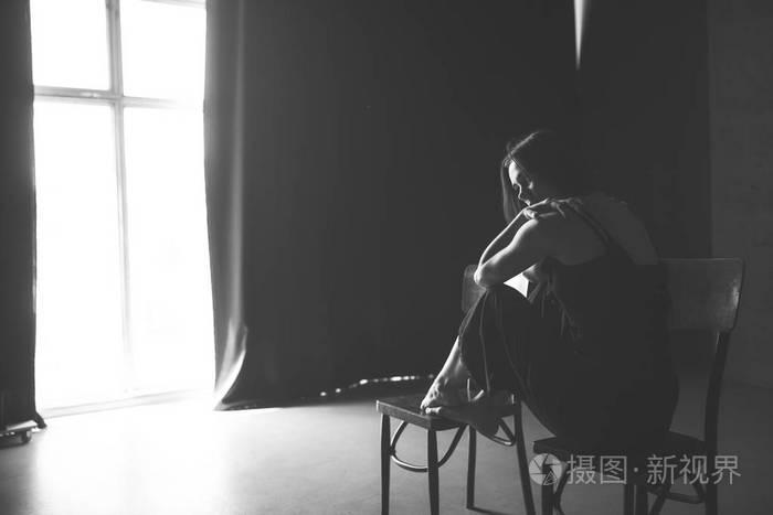 社会主题女性孤独痛苦. 虐待男性暴力家庭.