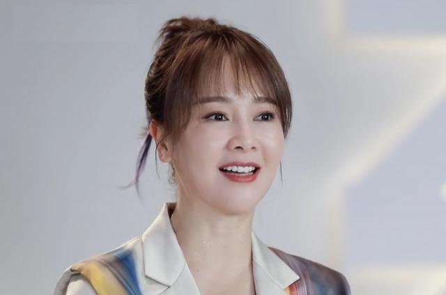 左小青今年43岁,在齐刘海,化妆,滤镜的三重加持下,她一点也不显老.