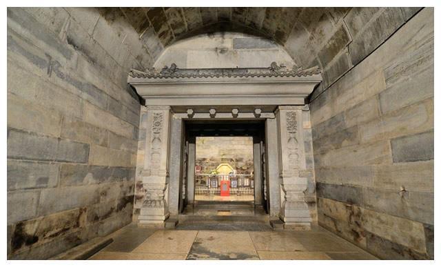 二,根据史料记载,昭陵地宫深达数十丈,而且是在山体内开凿而成,异常