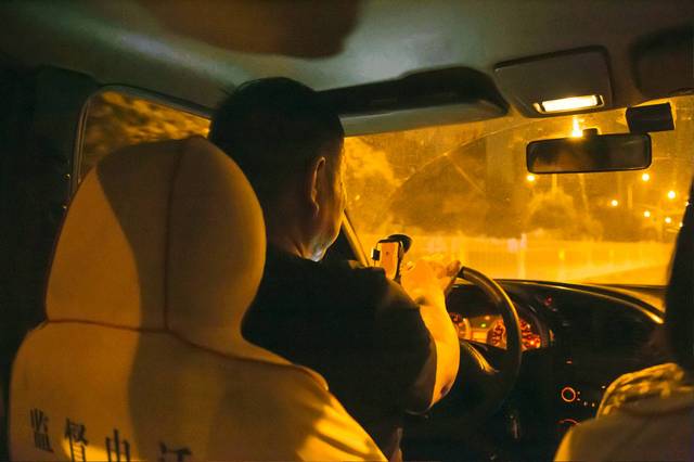 凌晨两点的武汉,是的士司机的宵夜江湖