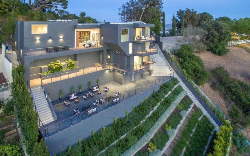 位于加州比佛利山庄的一座黑色半山别墅9400readcrestdrbeverlyhills