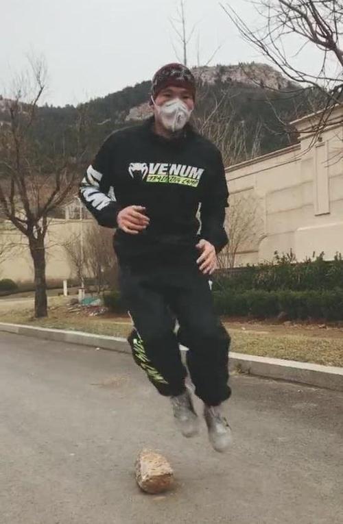 付高峰疫情期间戴口罩坚持训练,网友:你在台上跑得比