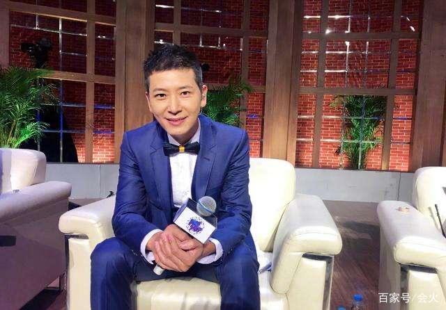 50岁戴军近况罕曝光,两鬓白发太瞩目,网友:老到都认不出来了!