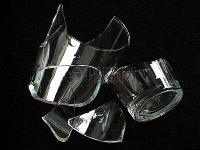 一个摔碎的玻璃杯高清图片