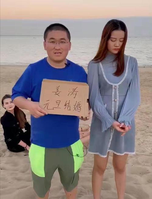 外界有不同的声音,有人说姜涛有钱了开始变坏了,有人说小羽毛贪图姜涛