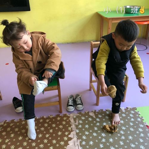 我们练习穿袜子呦