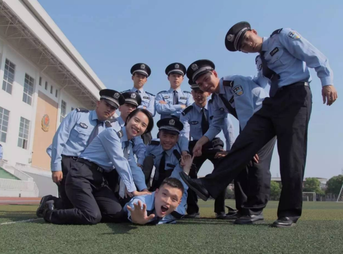 警校学生因"直系亲属"有过错,导致自己无缘公安,大学白上了?