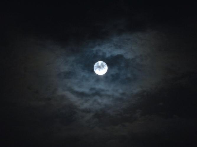 有时候我们看到的月亮很漂亮,可是拍出来却是这样,你特么是在逗我?