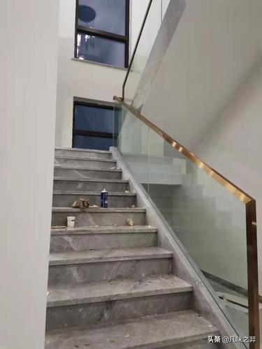 上下跑楼梯之间的间距至少要保证50mm,以使得玻璃栏杆可顺利转角连接