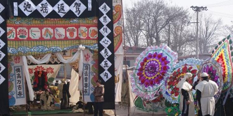 请阴阳先生看风水选择墓地,并确定入殓和下葬的日子,时辰.