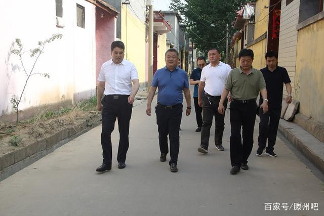 滕州城建集团:张健到鲍沟镇走访慰问第一书记