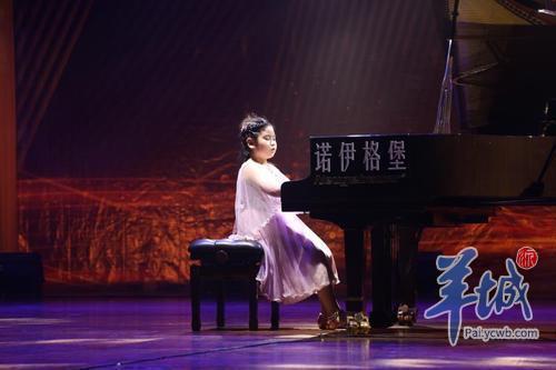 9岁小女孩淡定登台演奏钢琴曲