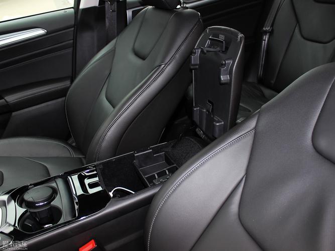 2013款新蒙迪欧2.0l gtdi240 豪华运动型