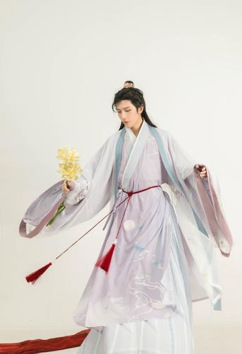 当一个男生想领略江湖气息时,"汉服"就是他们最好的选择