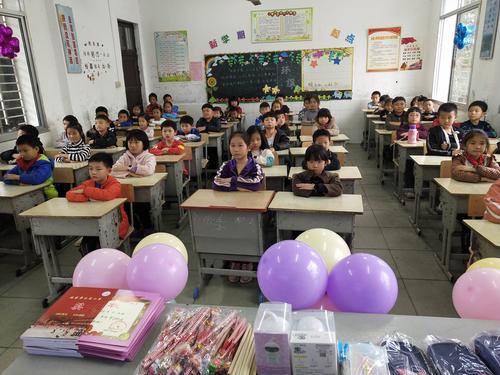 成员来为我们来布置会场,瞧,学生们都已坐好准备迎接我们的家长们了