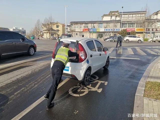 电动汽车半路没电,邹城交警暖心帮助