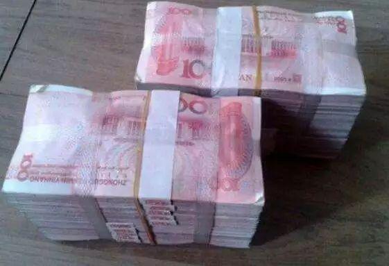 福建一奔驰车主下车后忘做这事30万现金没了