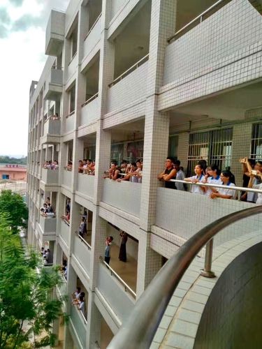 天时地利常相随,百花学子创新辉 ——肇庆市百花中学2017届喊楼祝福
