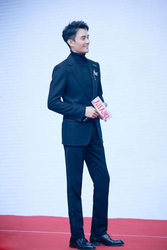 人帅气质好,身材板直,王凯就是行走的衣架子,西装教科