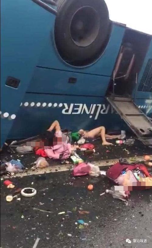 【突发】惨烈!一辆大巴在高速路上翻车,现场一片狼藉!