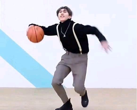 蔡徐坤打篮球