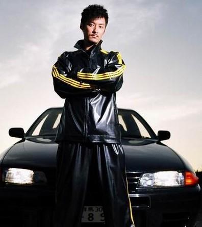 头文字d里余文乐穿的赛车服是什么牌子什么型号的?