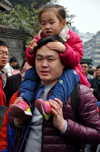 成都人说的"马马肩",就是孩子两腿分开骑在大人肩上,因为样子像骑马