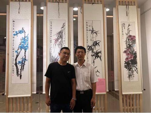 北京it专家杨久河(左一)与著名画家赵长锁合影