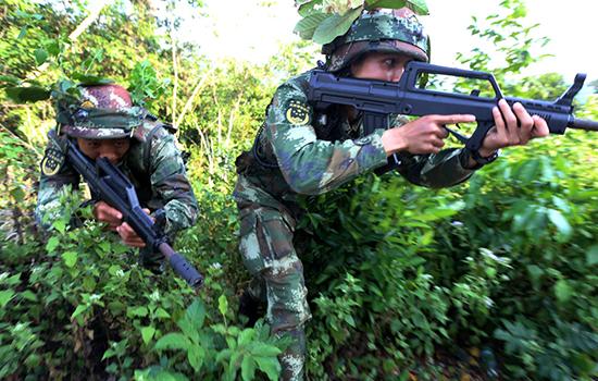 武警三亚支队特战队开展热带丛林反恐战斗演练