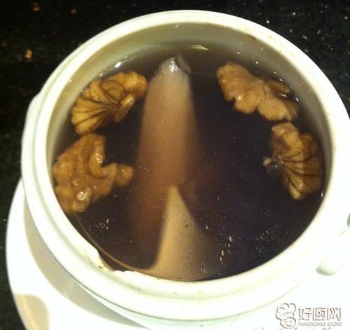 鸡蛋三味汤:鸡蛋1个,去芯莲子,芡实,怀山药各9克,白糖适量,煎成药汤