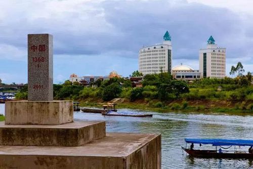 陆地边境线起点,海岸线终点的交汇城市,与越南北部最大的芒街口岸经济