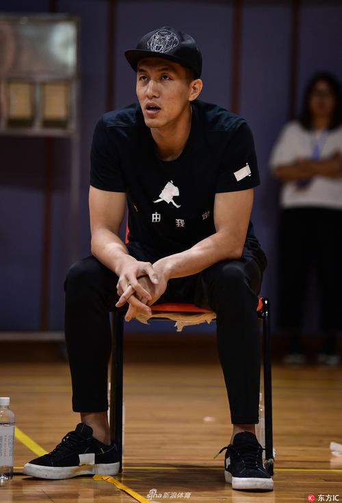 郭艾伦与赵继伟观战季前赛