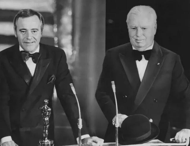 卓别林:父亲去世母亲患精神病,被美国驱逐20年,却成为喜剧大师