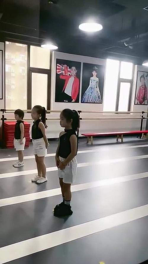 童模焱娃娃在舞蹈房练完舞就来看妹妹,没想到大户人家的女儿也这样
