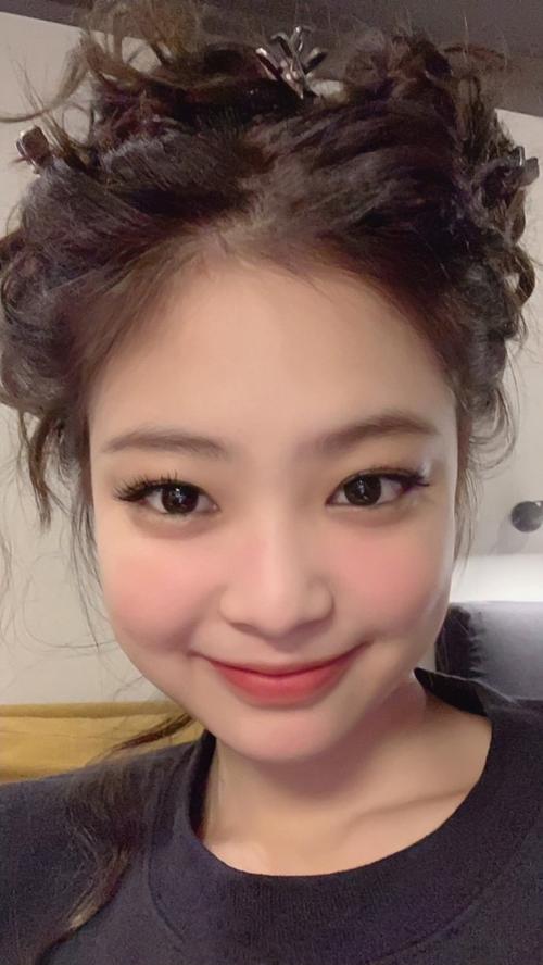 jennie丨自拍照壁纸.真可爱