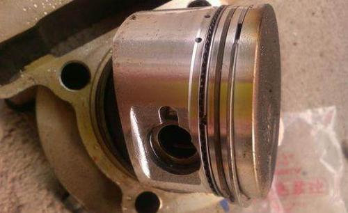 安装摩托车活塞环时,一个错误动作可能导致烧机油