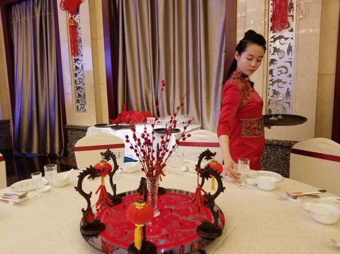 摆台设计 "红红火火过大年" 餐饮部陈家瑶以《红红火火过大年》为题