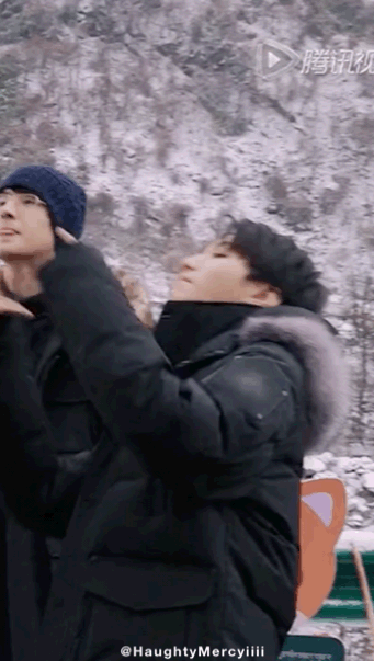 haughtymercyiiii:       555好喜欢旅行中的小俊宝哦