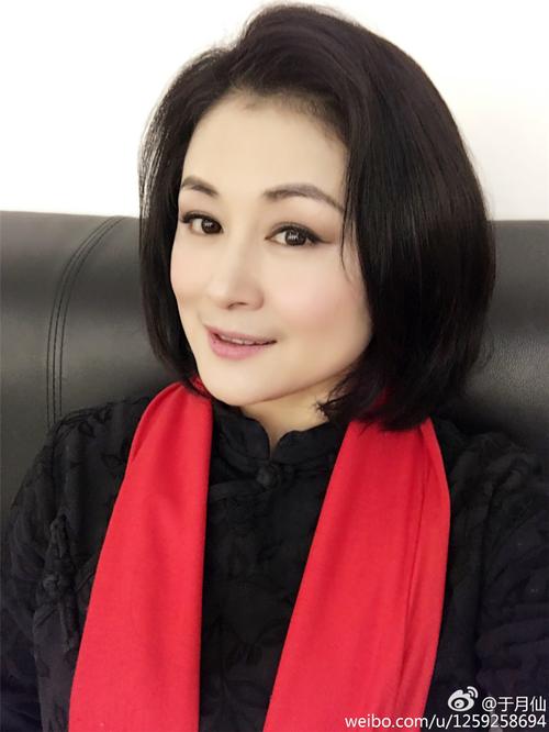 赵本山小姨子于月仙红围巾配黑唐装 风韵犹存(图)