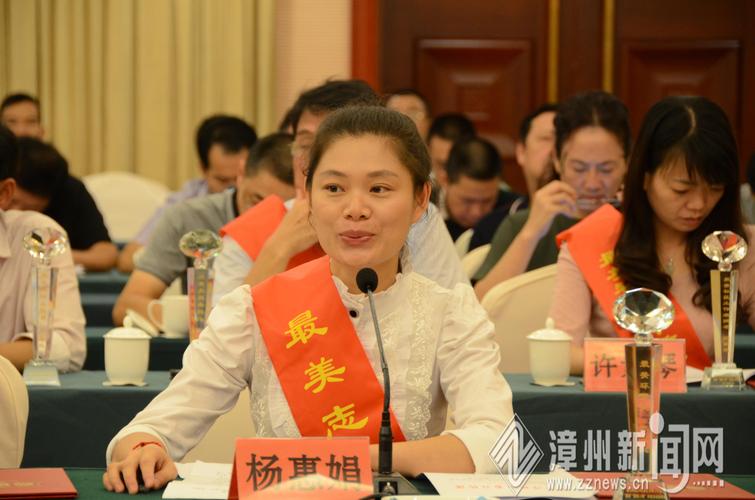 最美志愿者杨惠娟在会上发言