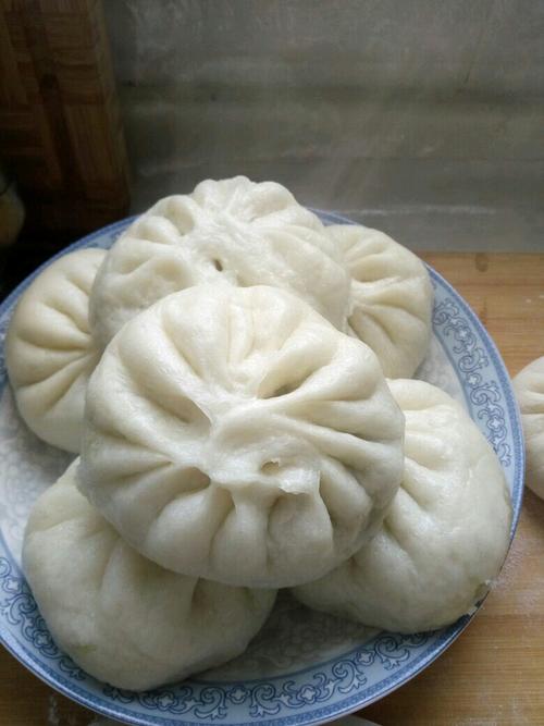 但包成包子或饺子却很爱吃,早晨蒸几个蔬菜馅的包子,再配上一碗玉米