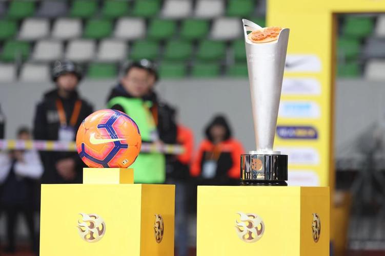 两个失误,抓住了机会,两球差距战胜了国安捧起了中国超级杯的冠军奖杯