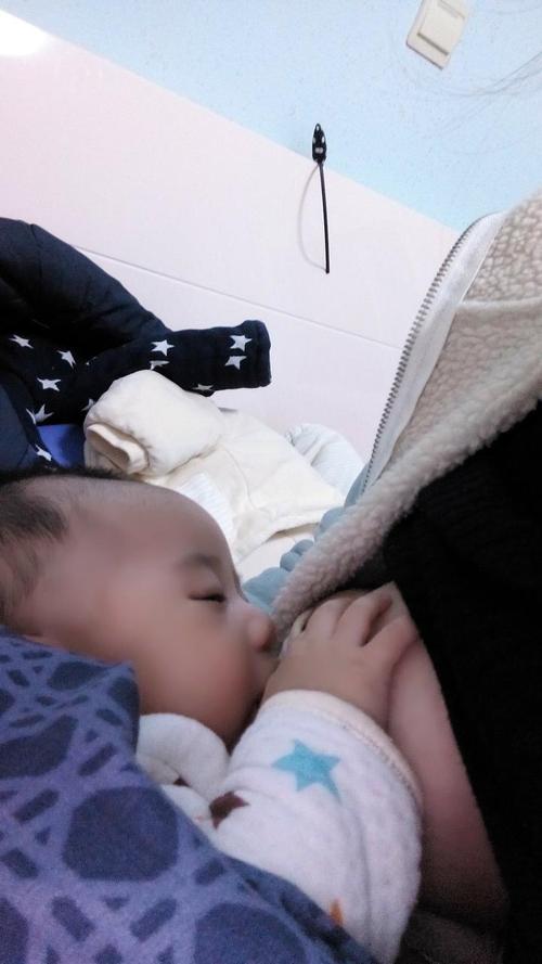 晒晒宝宝吃奶照吧