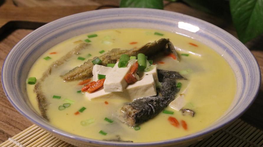 泥鳅炖豆腐的做法窍门,汤汁浓白味道鲜,关键还没一点腥味
